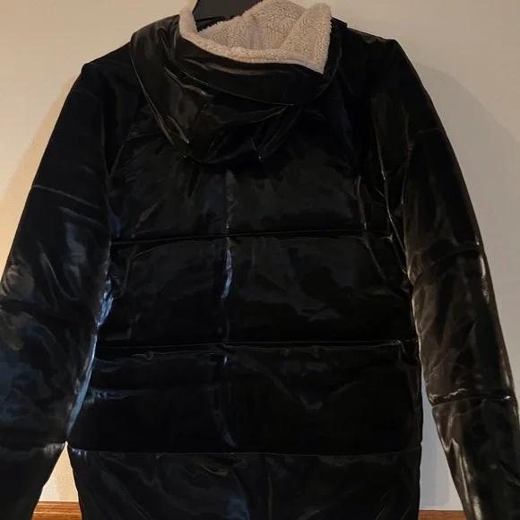 Detroit Lions Black Puffer Jacket - Picture 3 of 4